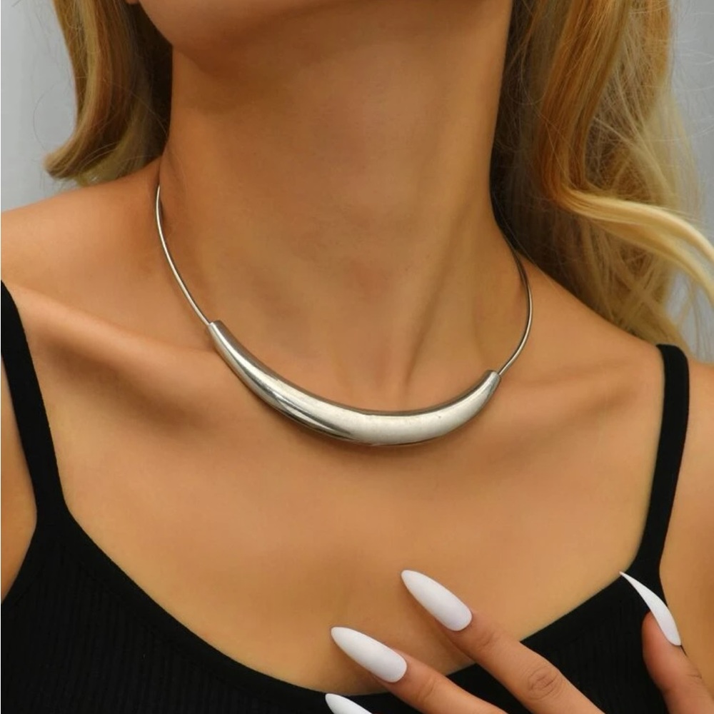Beautiful Silver Minimalist Solid Necklace Nwot - image 2